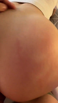Esta beleza adora uma garganta profunda e seu pau enorme dentro. Em primeiro plano - grande gozada