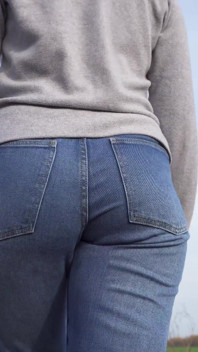 MILF mit fettem arsch geht im freien in lockeren jeans