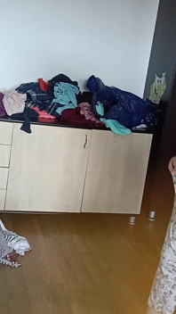 Amatör Kadın Kıyafetlerini Denerken Ve Keserken Eğleniyor.