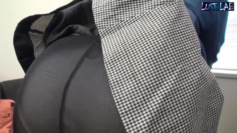 Lust lab: Drobná a prsatá. Něžná kráska, která miluje teplo - Ep1