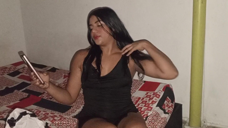NatalyGirl: Frumoasa brunetă din Columbia îi trimite fotografii cu vaginul ei iubitului...