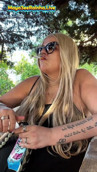 BBW brazilská milf bohyně ranní venkovní kouření rituál ukazující stehna