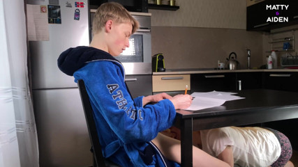 Matty And Aiden: Teenie-schwuler Matty lenkte einen college-jungen aiden von seinen hausaufgaben ab