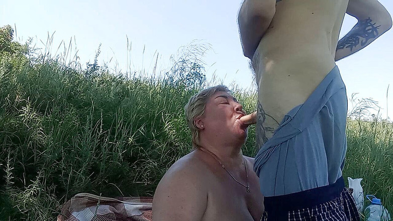 Zona901: Mond en gezicht in sperma van een pijpbeurt in de...