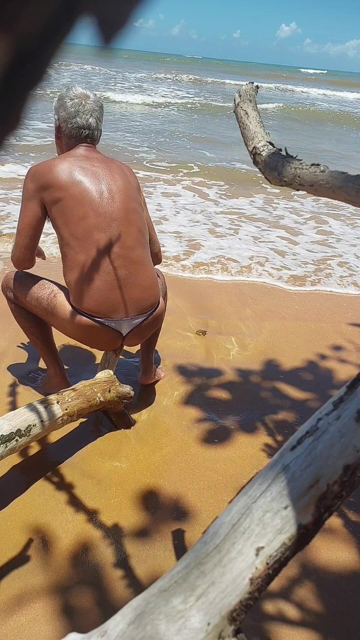 Ladysilvas: 在海滩上充满了饥渴的Ladysilva来操我的热屁股