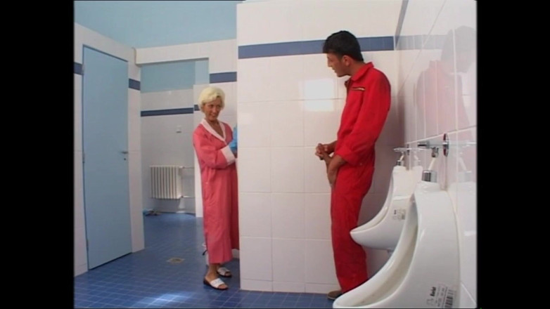 Purzel Official: Old Woman Takes It in the Ass in the Bathroom
