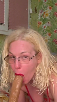 Styvmamma överraskar sin styvson med ny outfit och får sin stora kuk i röpan