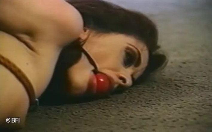 Hardcore slave sex: Pembantu nakal yang nakal digunakan untuk permainan nakal