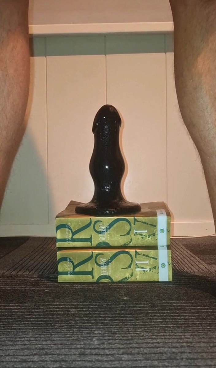 NoFace Twink X: Heißer schwuler twink liebt es, sein riesiges stinger-spielzeug zu nehmen