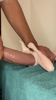 La taille de cette bite est incroyable, et cette belle poupée sexuelle se tient bien
