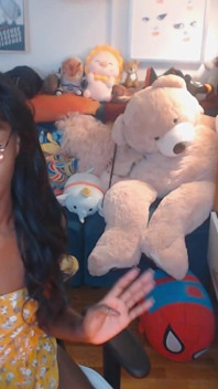 Fată trans negresă de vizavi Vanniall își ridică sundressa să-și masturbeze pula mare - webcam show cu ejaculare facială auto