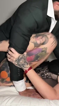 Submissa tatuada é dominada e fodida muito forte pelo chefe! Forte Rebekah Rose