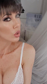 Svapandoti in faccia con lingerie sexy