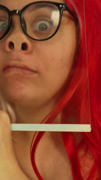 Pov kecil molek Giantess Presses Terhadap Kaca