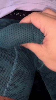 Můj vysokoškolský přítel dává balíček přede mnou a nemohu se jí postavit a dotýkat se toho