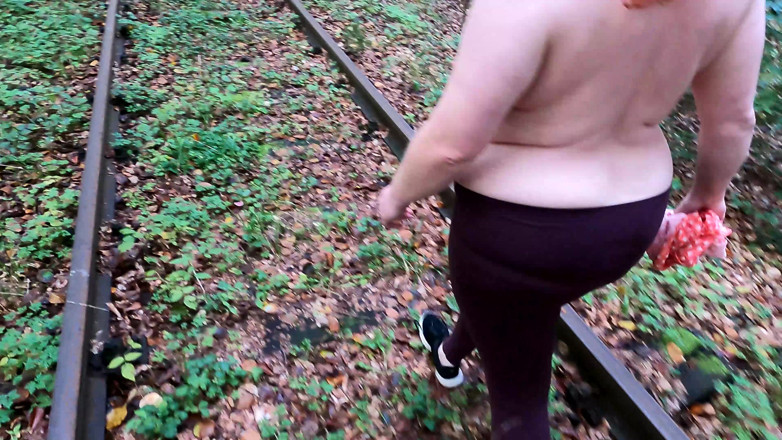 Bouncy Tits Action: Elle se tape ses seins sur le chemin de fer