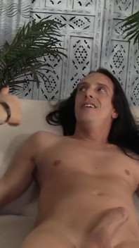 Seksi hatun Helly genç büyük yarağı istiyor ve sikiyor