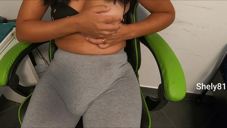 Shely81: Üvey anne üvey oğlunun büyük yarağını keşfetti, onu sokturuyor ve boşalana...