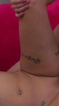 Çarpıcı orta yaşlı seksi kadın Sienna Hudson Sam Bourne ile sikişiyor