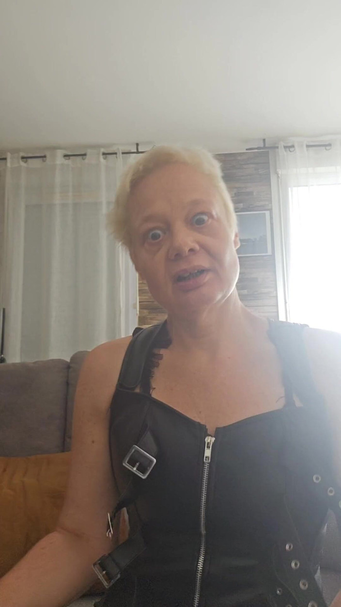 Sofy13: 全身穿着皮衣，我玩弄着我的屁股