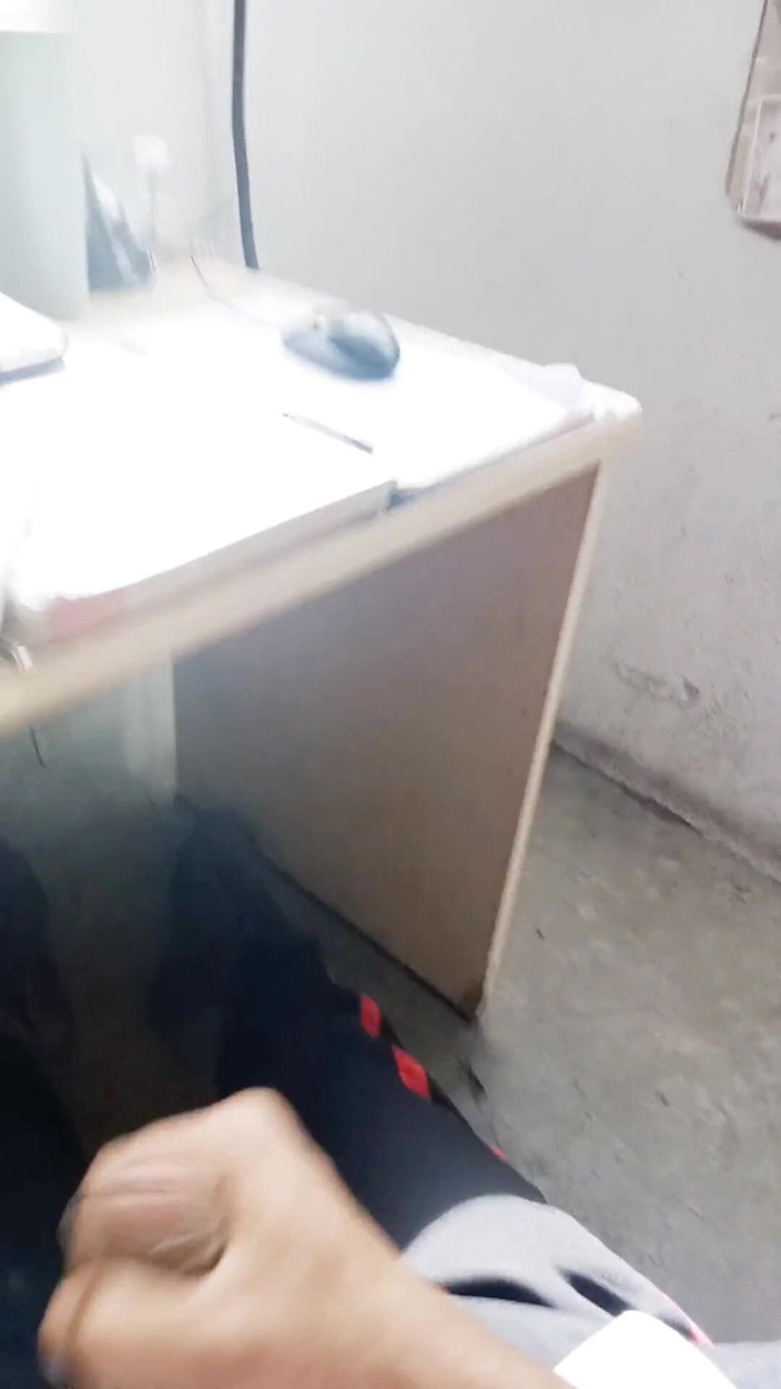 213san: 나는 직장에 있었고 내 친구는 나를 발정나게 만들었고 내 모든 우유가 나올 때까지 그녀를 따먹어야했다.