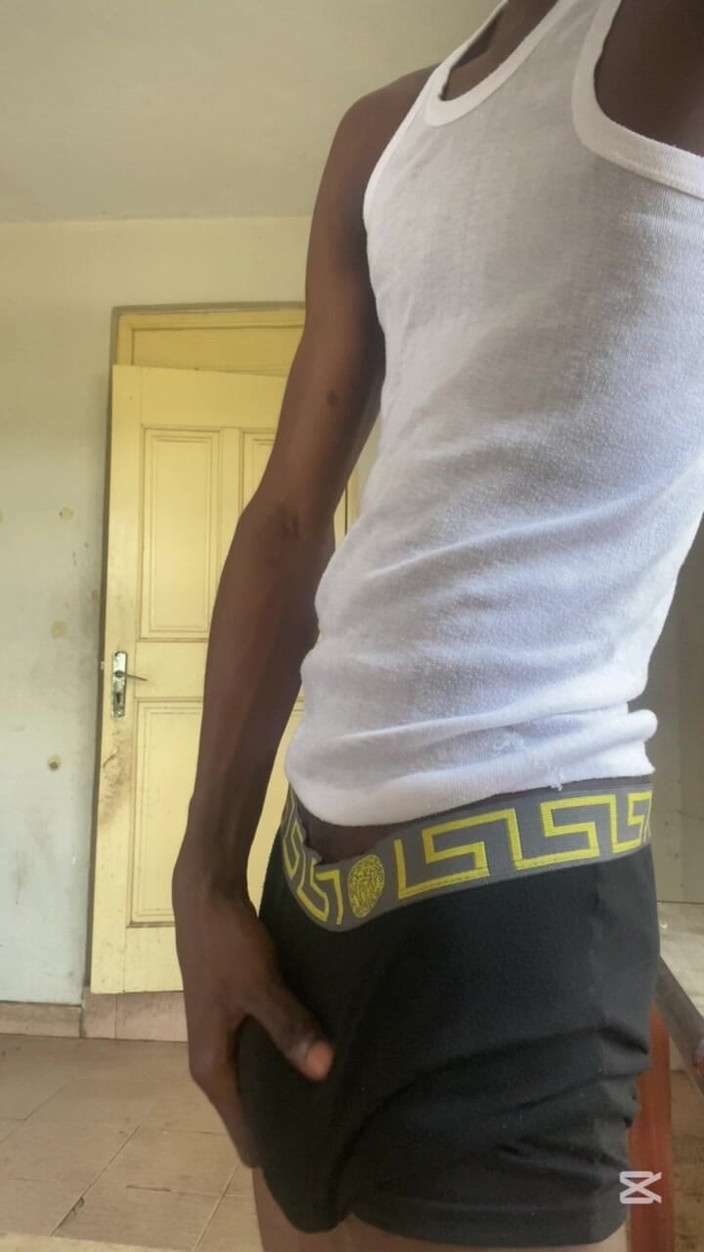 Slimniqqa: 欲求不満な大学生のティーンがBBCからオナニー