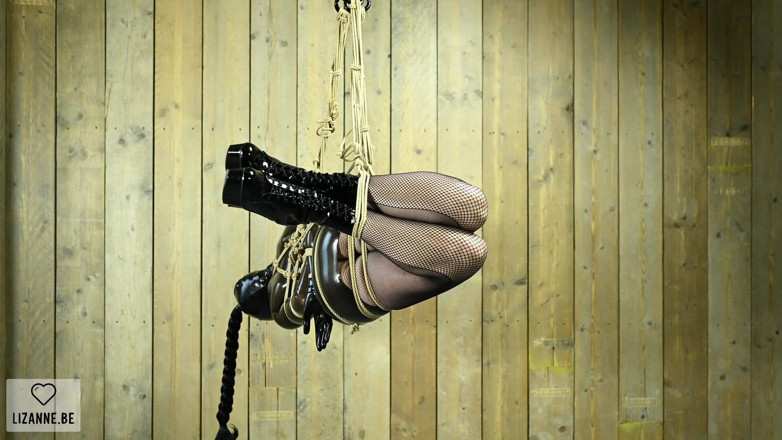Lizanne: Suspendu Dans Du Latex