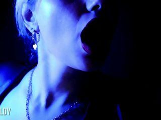 Goddess Misha Goldy: Vedi come facilmente ti trasformo nelle mie labbra vulnerabili zombie