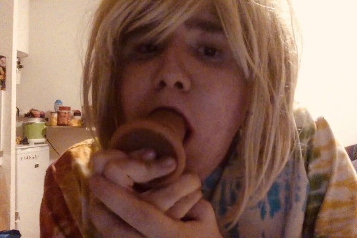 BifloXXX: BifloXXX crossdresser sucks and deepthroat dildo