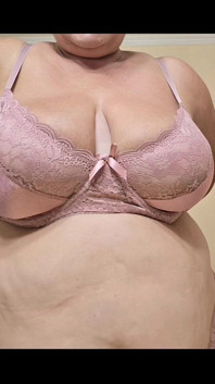 Splendida mamma anziana grassa con grande pancia, bei seni grandi e grosso culo grasso.