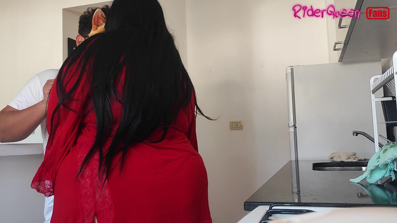 Riderqueen: 핫한 사랑의 새엄마, 슬로우 모션 솔로 팬, 로브와 함께하는 부엌에서