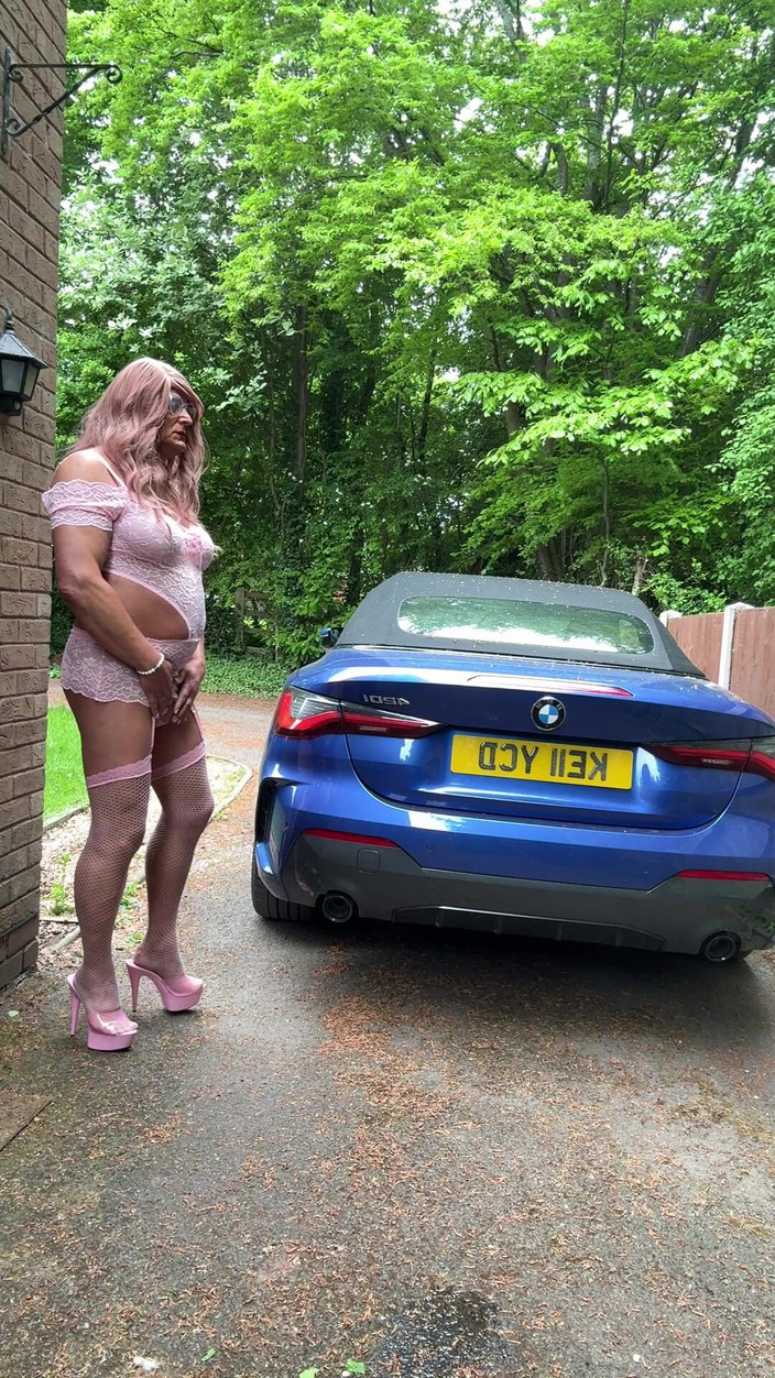 Kellycd2022: La sexy travestita kellycd2022 in lingerie rosa calze e tacchi