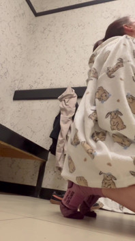 Seks in de paskamer met een verkoopassistent. Pijpen voor eerste klant met grote lul