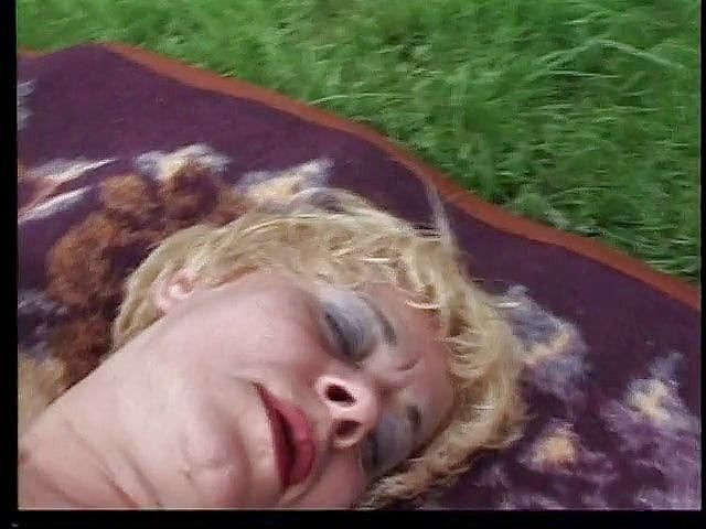 Solo Sensations: Seksi yaşlı sarışın bebek dışarıda mastürbasyon yapıyor