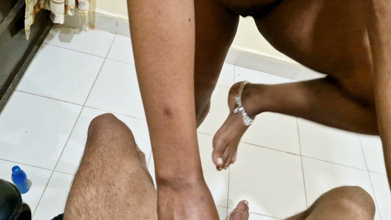 showme_hotsexy15: Hizmetçi titreyerek durdu, eğildi ve tekrar tekrar sikildi