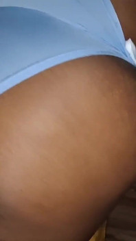 넌 싫어하는지 보지 마 나는 패드를 제쳐두고 신자의 보지를 파괴했다.