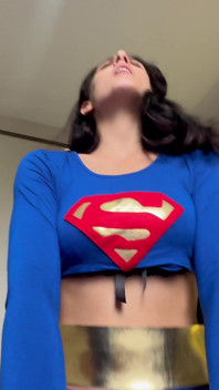 Supergirl gebiologeerd - overheersing aan gehoorzaamheid