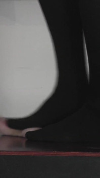 Padrona Cleo in Collant Calpesta Il Suo Schiavo Fino All'orgasmo