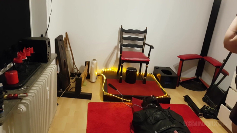 LadyPam: Dominatrice mora formosa comando schiavo legato nella prigione fetish