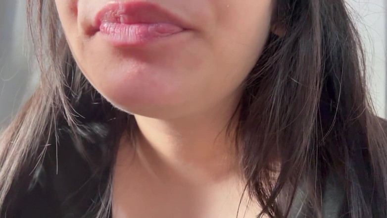 AmayaMori: Gadis giantess menempatkan suaminya yang mungil di atasnya