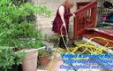 BBW nurse Vicki adventures with friends: Sexy camina en el jardín y limpia el desorden