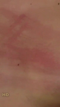 Policial Tyron chicoteia peito