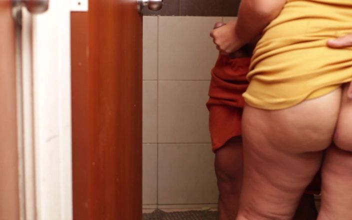 Gordo fuck: Sora vitregă s-a futut în baie înainte de orele ei virtuale