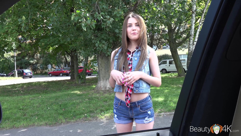 Teen Mega World: Asli! Memek cewek cantik ini dientot habis-habisan di dalam mobil