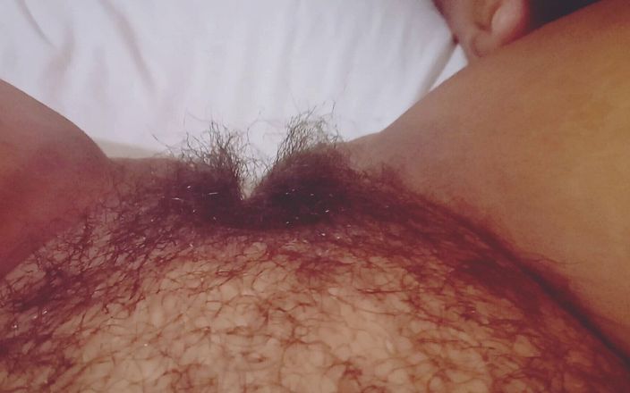 Karmico: Мій чоловік голить мою пизду, поки я записую це відео від першої особи