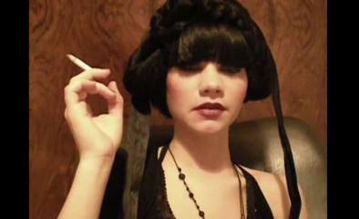 Femdom Austria: Belleza glamorosa fumando un cigarrillo