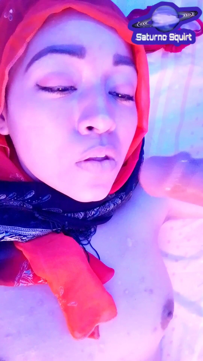 Saturno Squirt: Asiatisk muslim är liberal och onanerar sin rakade fitta och visar...