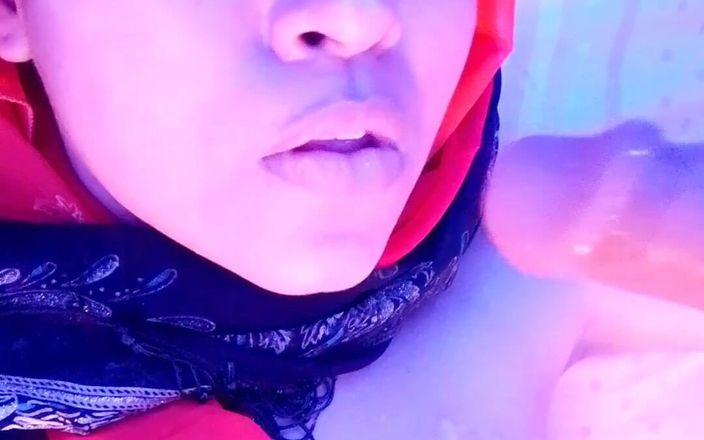 Saturno Squirt: Une musulmane asiatique est libérale et masturbe sa chatte rasée...