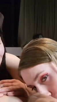 Actorfab deelt haar sxelslave met gothic zwaargeschapen shemale