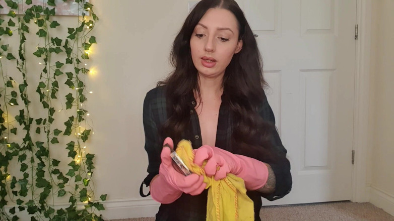 Tattooed Temptress: Vuile pikscrub - roze rubberen handschoenen